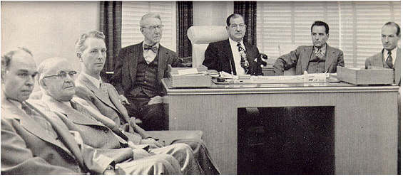 det styrende råd fra venstre til højre Lyman Swingel,Thomas J. Sullivan, Grant Suiter,Hugo Reimer, Nathan Knorr(præsident)Fred W. Franz (vice-præsident), Milton G. Henschel